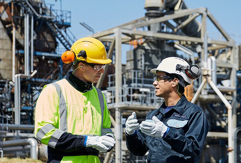 Workers managing a sulfuric acid plant